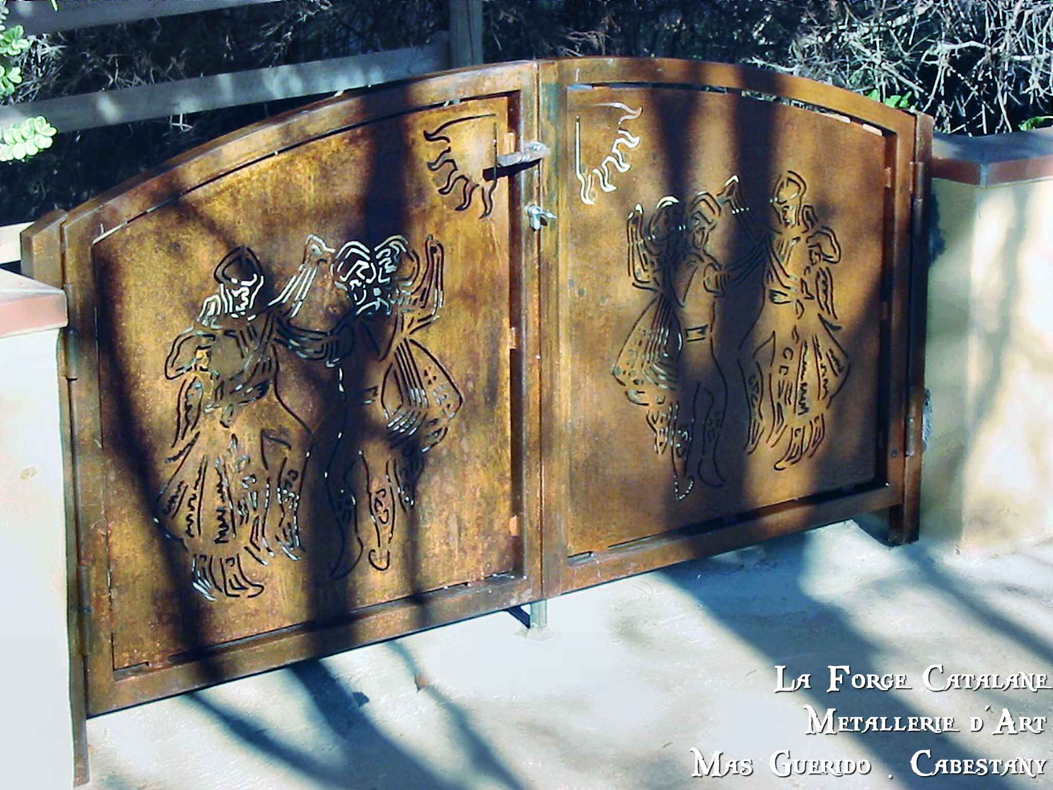 Portillon tole decoupe laser motif personnalise sardane rouille forge catalane.jpg